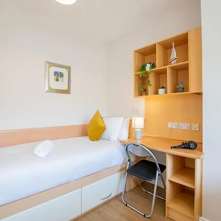- Large 4-bed - Sleeps 6 *
