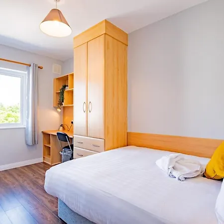 - Large 4-bed - Sleeps 6 * Limerick Junction