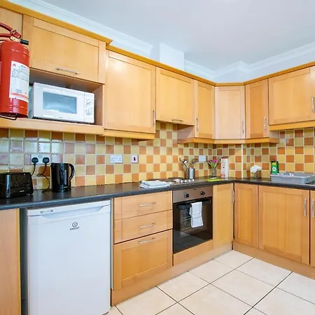 - Large 4-bed - Sleeps 6