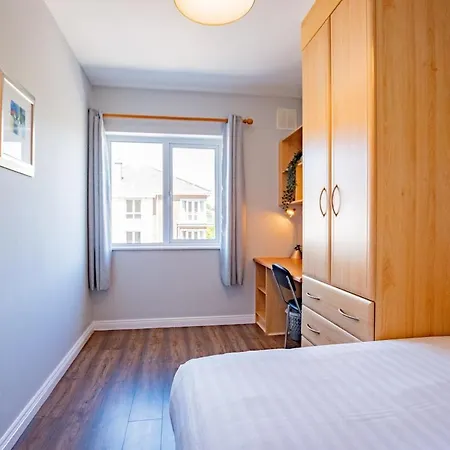 Апартаменты Large 4 Bed In