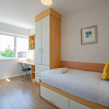 - Large 4-bed - Sleeps 6 * Limerick Junction