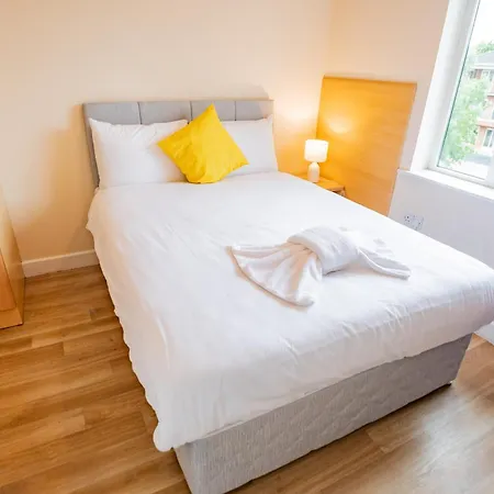 - Large 4-bed - Sleeps 6