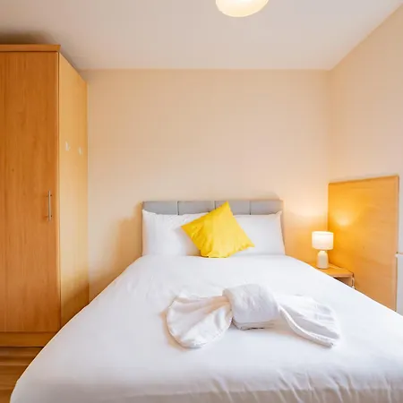 - Large 4-bed - Sleeps 6 Apartament *