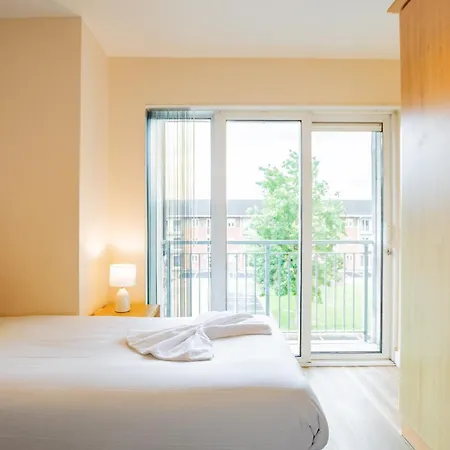 - Large 4-bed - Sleeps 6 *