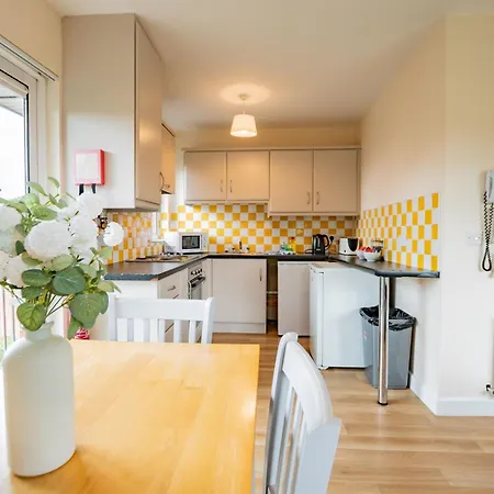 - Large 4-bed - Sleeps 6 * Limerick Junction
