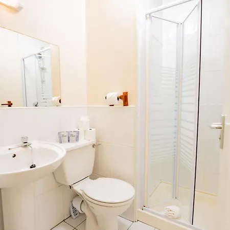 - Large 4-bed - Sleeps 6 *