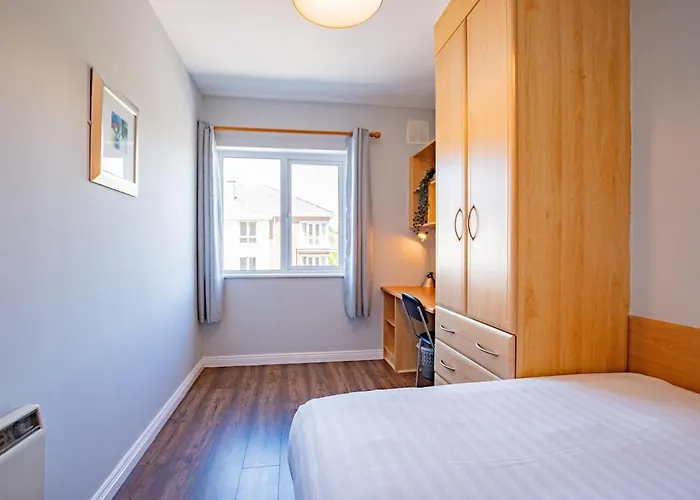 Апартаменты Large 4 Bed In